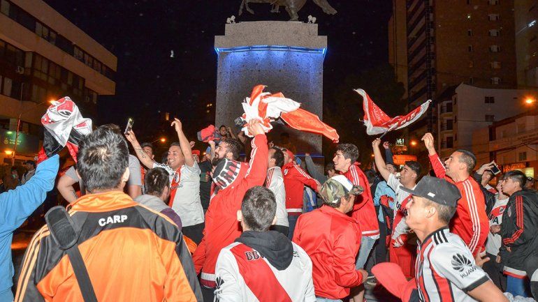 Los hinchas de River coparon el Monumento con los festejos