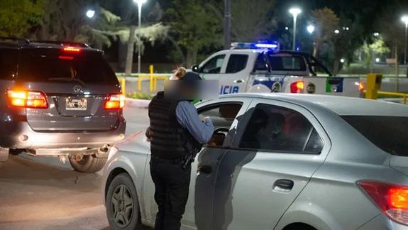 Policía abusó de su colega: Levantemos todo y vamos a mi casa a enfiestarnos