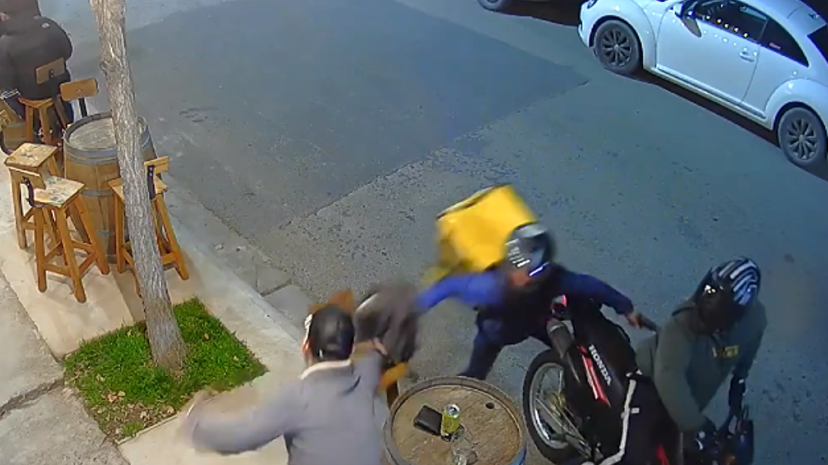 Atraparon a los motochorros que intentaron robar en una cervecería thumbnail