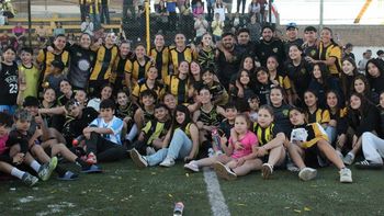 Una celebración colectiva. Jugadoras, cuerpo técnico y allegados festejando el título. Foto: gentileza nqndeportivo.com