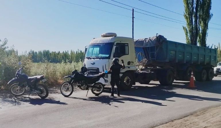 El camionero fue interceptado en la circunvalación Illía de Cipolletti. El conducto había amenazado con un cuchillo al dueño y a un escribano. 