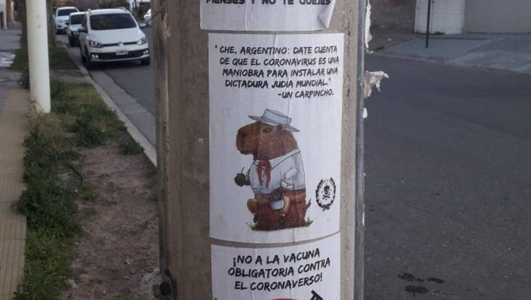 Los insólitos y discriminadores afiches que aparecieron en las calles