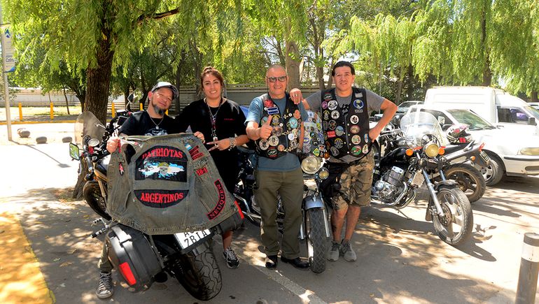 Los motoqueros dijeron presente. El Chino (primero a la izquierda) fue el asador.