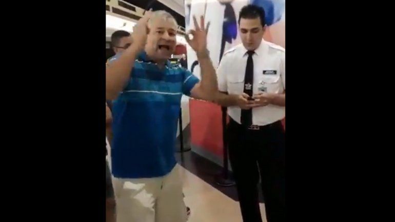 Indignación en un shopping porque Papá Noel se fue antes y no se sacó fotos con los chicos