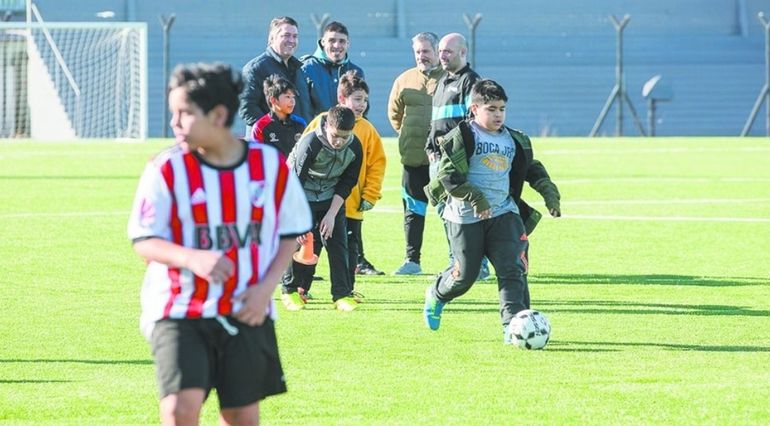 En la cancha municipal "José Baldomero 'Cacho' Barrientos" funcionan las escuelitas de fútbol infantil de Río Grande. En la cancha municipal "José Baldomero 'Cacho' Barrientos" funcionan las escuelitas de fútbol infantil de Río Grande. 