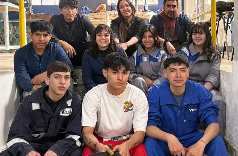 Alumnos y docentes de la técnica 749 de Comodoro Rivadavia. Alumnos y docentes de la técnica 749 de Comodoro Rivadavia.