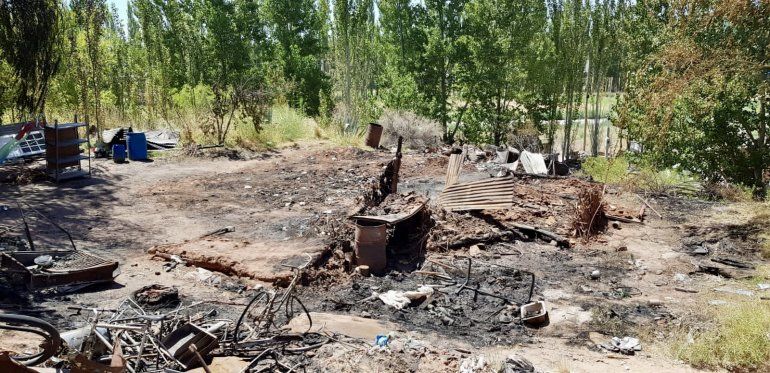 Perdió su casa de barro en un incendio y sus vecinos lo ayudan con una colecta