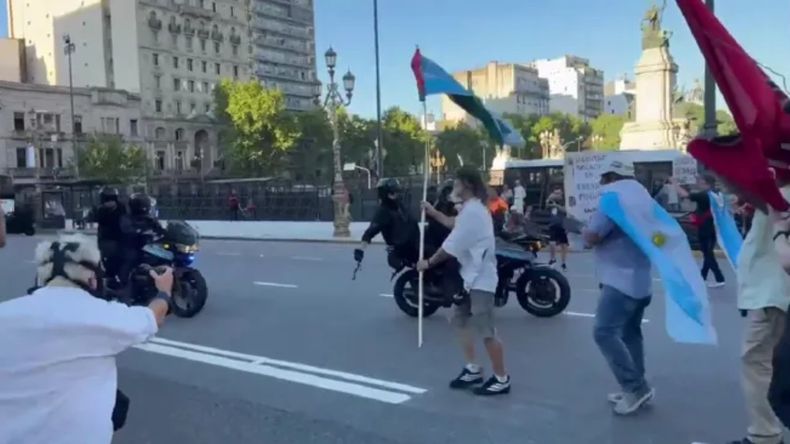 Violenta represión policial contra jubilados y manifestantes frente al Congreso