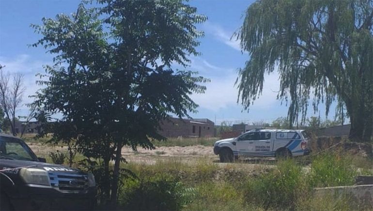 Hallan un cuerpo en estado de descomposición en un canal de riego