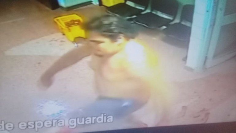 Mirá el video del hombre que entró a las piñas al Hospital de El Chañar