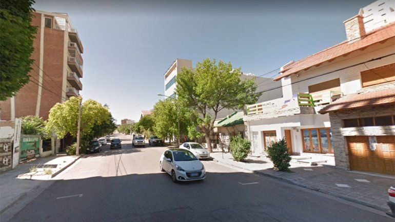 En pleno centro, le inhibieron la alarma del auto y le robaron las pertenencias