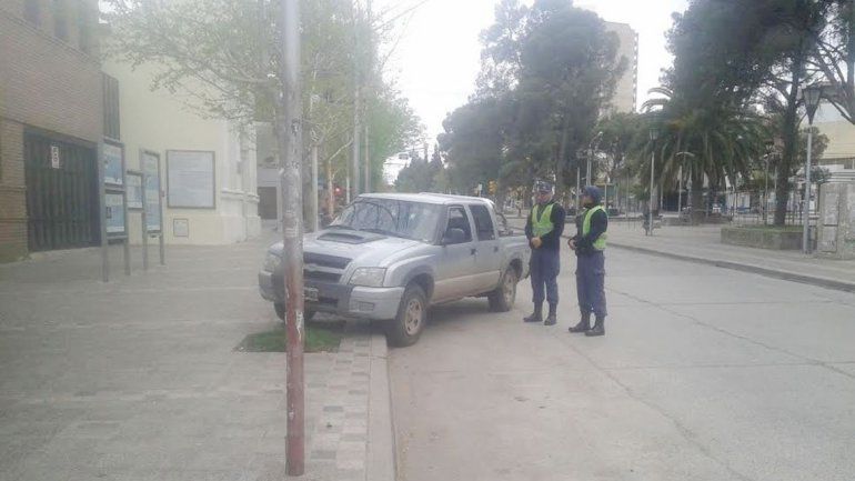 Un joven conductor chocó contra un poste