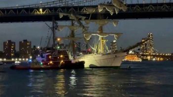 buque mexicano choco contra el puente de brooklyn y dejo al menos dos muertos y heridos