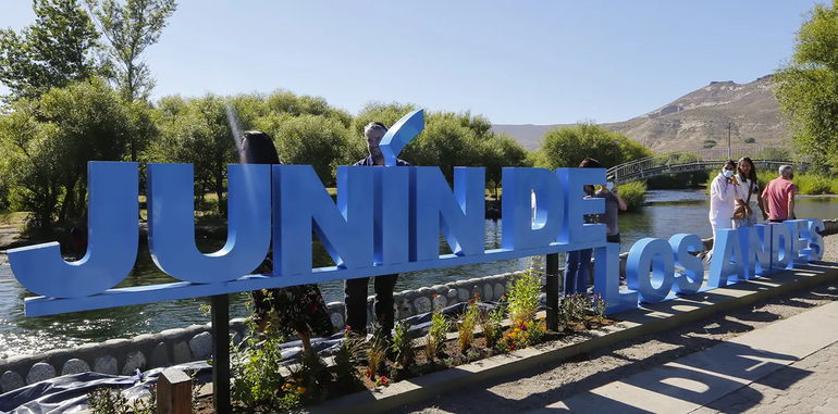 Se trata de dos empleados que se desempeñaban en la sede que tiene la empresa en Junín de los Andes. Se trata de dos empleados que se desempeñaban en la sede que tiene la empresa en Junín de los Andes.