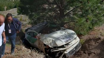 La Ferrari que circulaba a gran velocidad chocó contra un pino. La Ferrari que circulaba a gran velocidad chocó contra un pino.