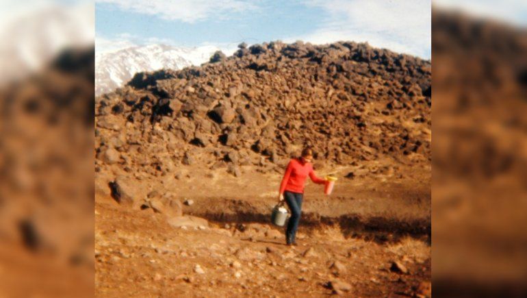 Maestra María Eugenia Wulff en búsqueda de agua potable en la vertiente Llococo a 7 Km. de Tricao Malal.