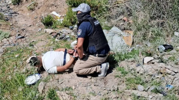 Uno de los integrantes de la peligrosa banda delictiva quiso escapar a la carrera pero fue reducido en medio de unos cañadones. Uno de los integrantes de la peligrosa banda delictiva quiso escapar a la carrera pero fue reducido en medio de unos cañadones.