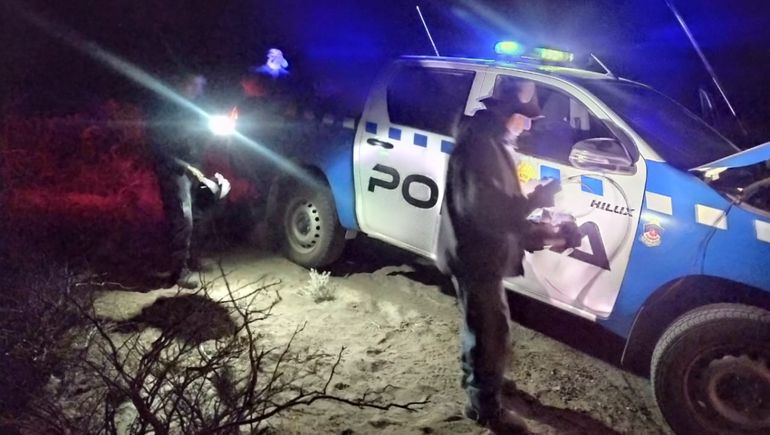 Los efectivos realizaron patrullaje a pie por la ribera del río, dado que no se puede andar con vehículos. Los efectivos realizaron patrullaje a pie por la ribera del río, dado que no se puede andar con vehículos.