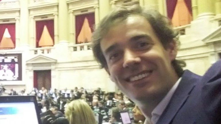 En la redes Leandro López cantó la arenga para recibir a Macri en Neuquén