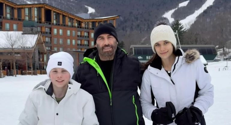 No solo en Bariloche hay nieve: Travolta y sus hijos Ella y Benjamin durante una reciente visita a los Alpes suizos. No solo en Bariloche hay nieve: Travolta y sus hijos Ella y Benjamin durante una reciente visita a los Alpes suizos.