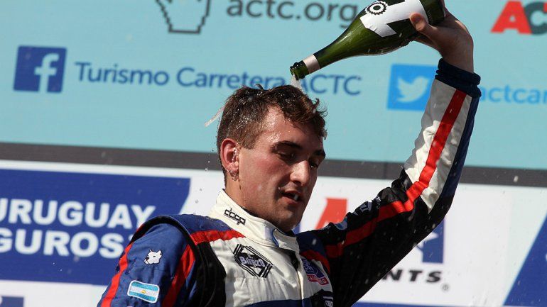 En el podio tras haber ganado la primera carrera en el TC Mouras.&nbsp;