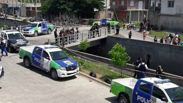 El cuerpo lo halló un joven que buscaba cobre cerca del agua.