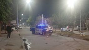 Los incidentes del domingo por la noche movilizaron a la Policía y también a los Bomberos. | LM Neuquen Los incidentes del domingo por la noche movilizaron a la Policía y también a los Bomberos.