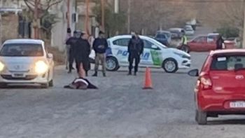 El homicidio se produjo frente a una escuela de Cinco Saltos. El homicidio se produjo frente a una escuela de Cinco Saltos.