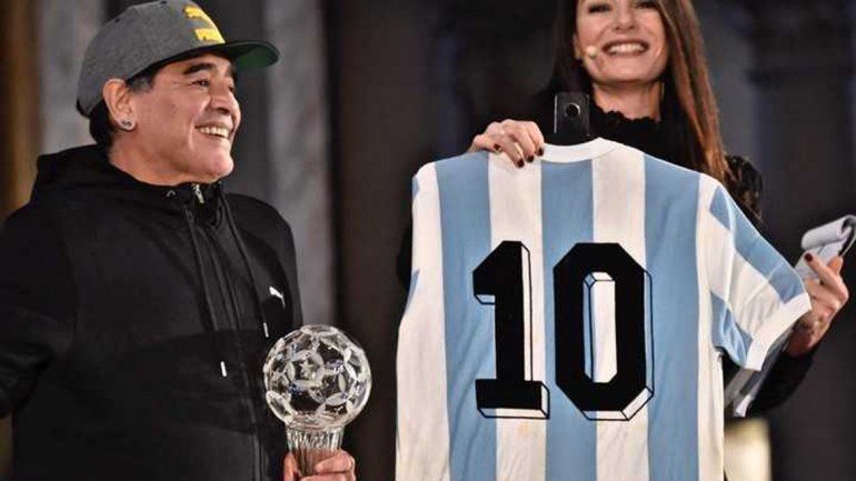 Maradona entregó la camiseta que usó en España 1982.