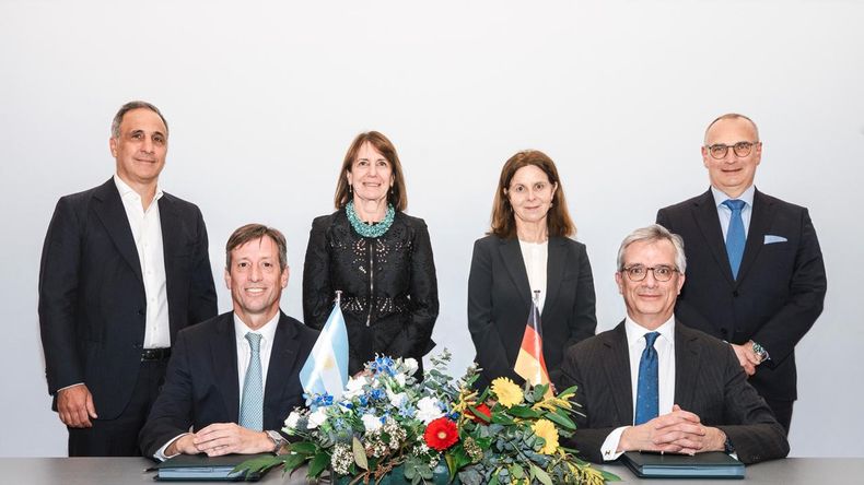 En la foto (De izquierda a derecha): Marcos Bulgheroni, Group CEO de PAE; Rodolfo Freyre, Presidente de SESA; Betina Pasquali de Fonseca, embajadora argentina en la República Federal de Alemania; Doris Honold, miembro del Consejo de Supervisión de SEFE, Frédéric Barnaud, CCO de SEFE; Dr. Egbert Laege; CEO de SEFE. | LM Neuquen En la foto (De izquierda a derecha): Marcos Bulgheroni, Group CEO de PAE; Rodolfo Freyre, Presidente de SESA; Betina Pasquali de Fonseca, embajadora argentina en la República Federal de Alemania; Doris Honold, miembro del Consejo de Supervisión de SEFE, Frédéric Barnaud, CCO de SEFE; Dr. Egbert Laege; CEO de SEFE.