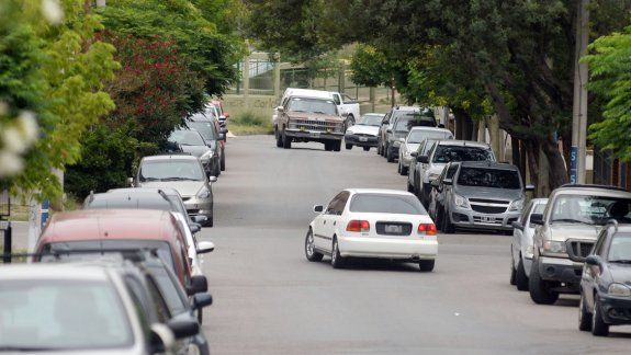 Una postal reiterada en la calle Matheu. Los desprevenidos que de pronto se enteran de que van a contramano. Desde que se hizo la modificación, los inspectores no paran con el silbato.&nbsp;