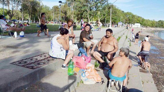 Así se baña la gente en el balneario Municipal pese a la contaminación