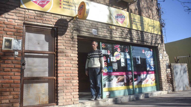 Américo en la puerta del local de Linares al 1400