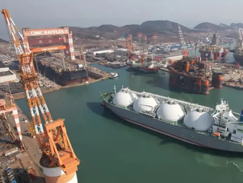 La infraestructura proyectada incluye un gasoducto de 471 kilómetros hacia el Golfo San Matías.