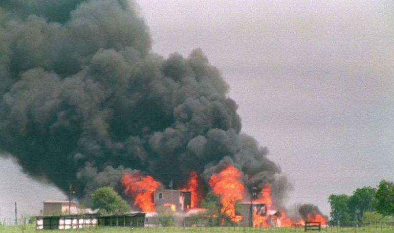 A 30 años del apocalipsis de Waco: el incendio en un secta que mató a 20 niños