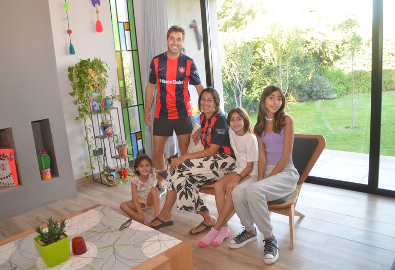 Hoy tienen una hermosa familia. Martina -12-, Camila que este sábado cumplió 9 y Lara de 7, sus tres bellas hijas.