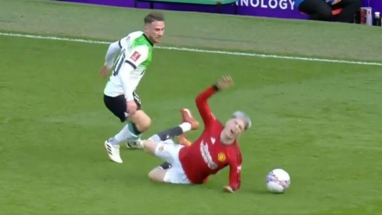 La tremenda patada que Alexis Mac Allister le pegó a Garnacho en el clásico de Inglaterra