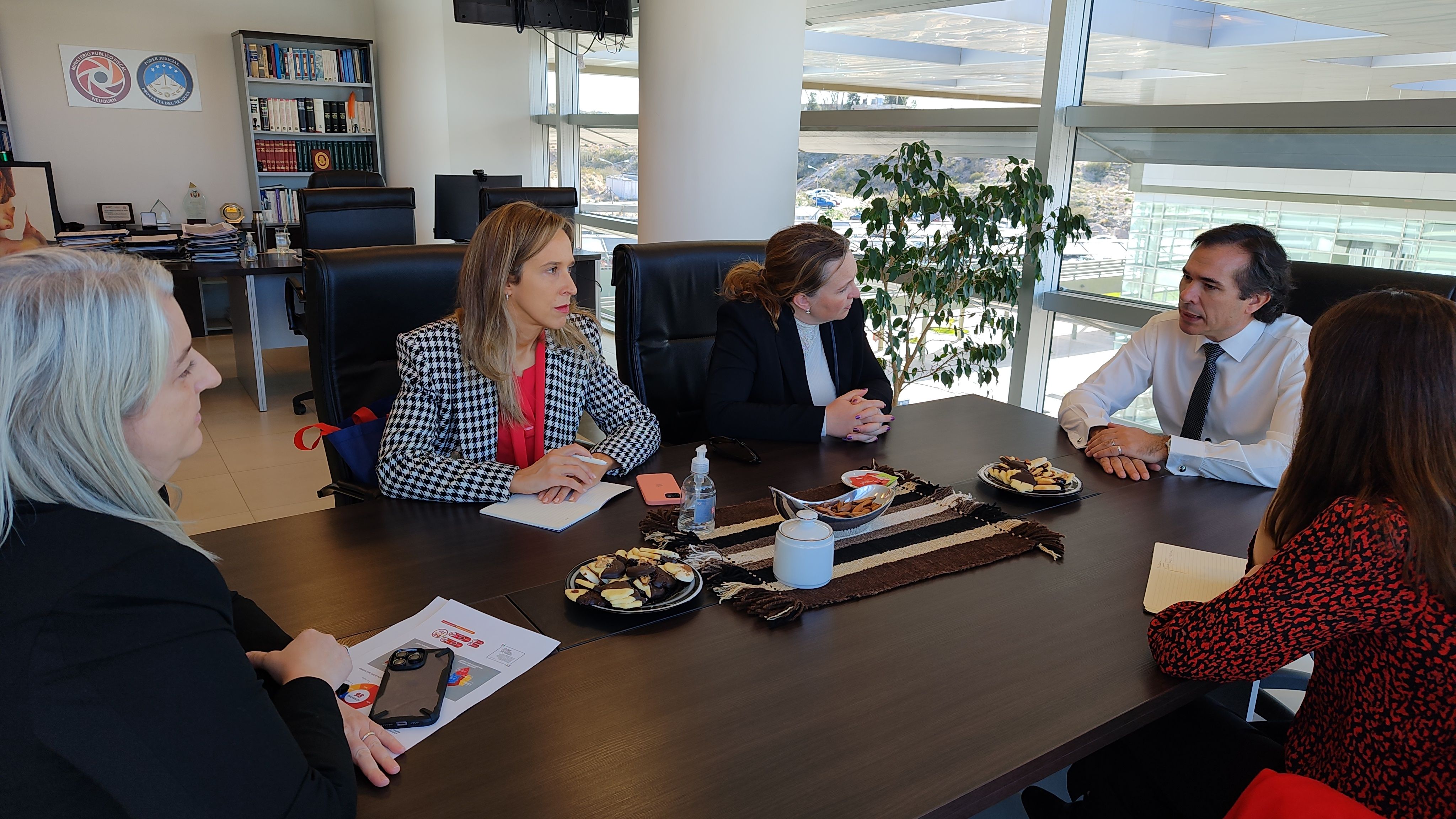 El fiscal general José Gerez recibió a la embajadora británica