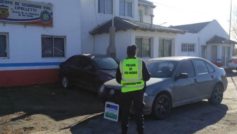 Atraparon a un neuquino de 18 años manejando un auto con patentes truchas