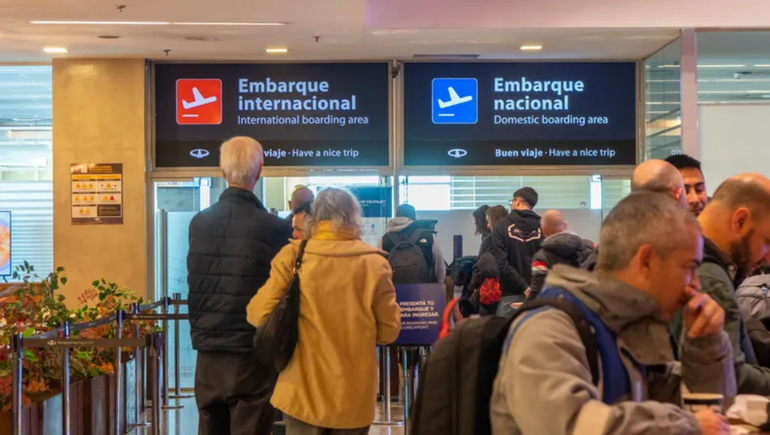 Se levantó el paro de controladores aéreos: cuál es el acuerdo salarial que firmaron