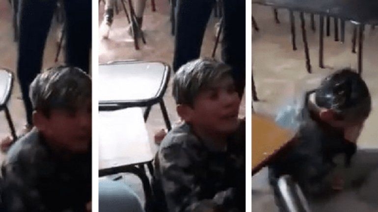 Humillan a su compañero, lo tiran del banco y lo filman