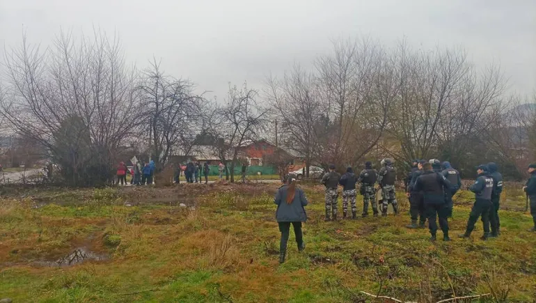 La Policía del Río Negro avanzó sobre un terreno usurpado en El Bolsón. La Policía del Río Negro avanzó sobre un terreno usurpado en El Bolsón.