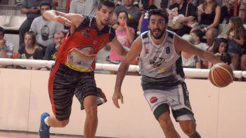 Mario (Independiente) y Carlos (Pérfora), un duelo particular dentro del clásico del básquet neuquino.  