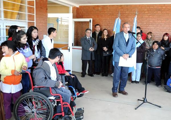 Loncopué: Sapag inauguró viviendas y una escuela