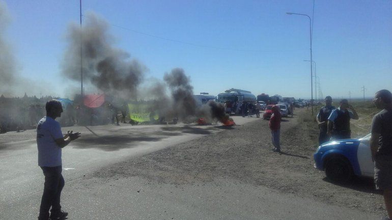 Corte total sobre ruta 22 en Plaza Huincul: levantan cada una hora