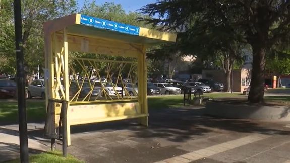 Una nena recibió una descarga eléctrica de un poste en una garita de colectivo