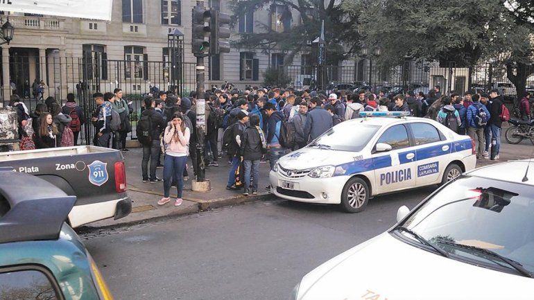 Una alumna de 15 años se disparó en el aula ante sus compañeros