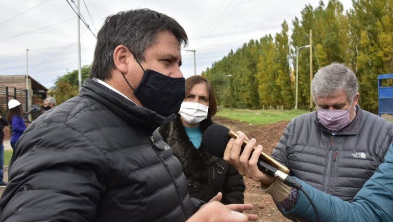 Gaido recorrió el inicio de la obra de pavimentación de la calle Necochea