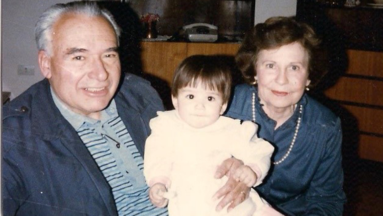 Gonzalito, esposa y nieta pequeña.