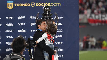 ¡grande, pa!: la ternura de gallardo con su hijito en el festejo ¡grande, pa!: la ternura de gallardo con su hijito en el festejo